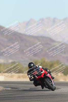 media/Oct-30-2025-Racers Edge (Thu) [[dabbdaf680]]/3-B Group/Session 2 (Turn 14)/